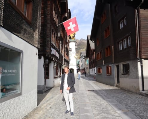 Dirigeants analysant la structure de Kreisschreiben 36 transmission entreprise Suisse avant signing