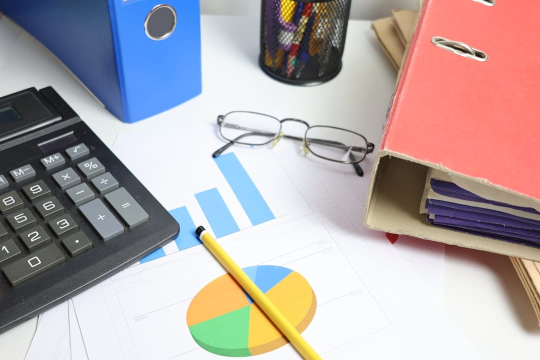actoria Vue rapprochée sobre d'une table de travail avec documents manuscrits ou imprimés, stylo haut de gamme, lumière douce. A