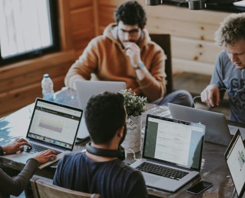 Transmission des PME en Suisse romande : adapter la gouvernance pour sécuriser la cession - image business - réunion dirigeants business
