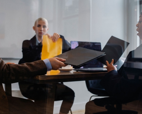 Les nouvelles exigences de due diligence renforcent la transmission des PME en Suisse romande - business - réunion dirigeants business