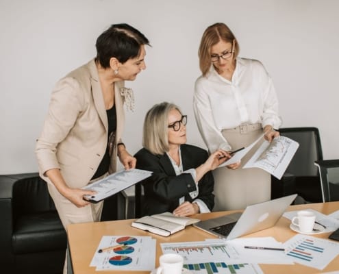 Les nouvelles pratiques de transmission des PME en Suisse romande face à la valorisation en francs suisses 13 transmission PME valorisation CHF accord commercial poignée de main