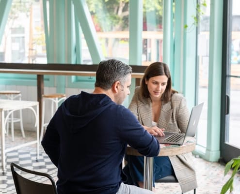 Finaliser la vente d'une entreprise en Suisse romande - business - réunion dirigeants business