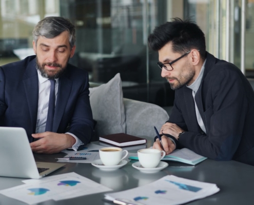 Baisse des valorisations dans la transmission des PME en Suisse romande : enjeux et stratégies - business - réunion dirigeants business