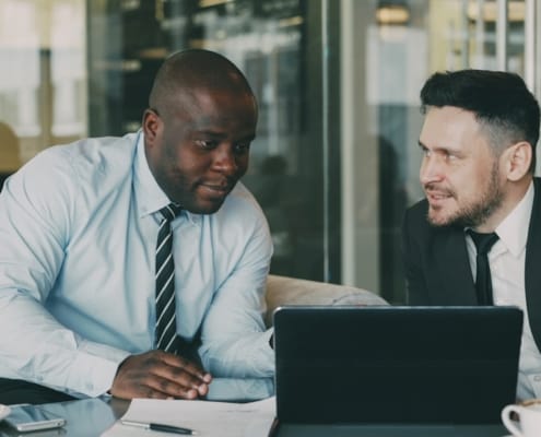 Baisse des valorisations dans la transmission des PME en Suisse romande : enjeux et stratégies 17 Transmission entreprise - business - réunion dirigeants business