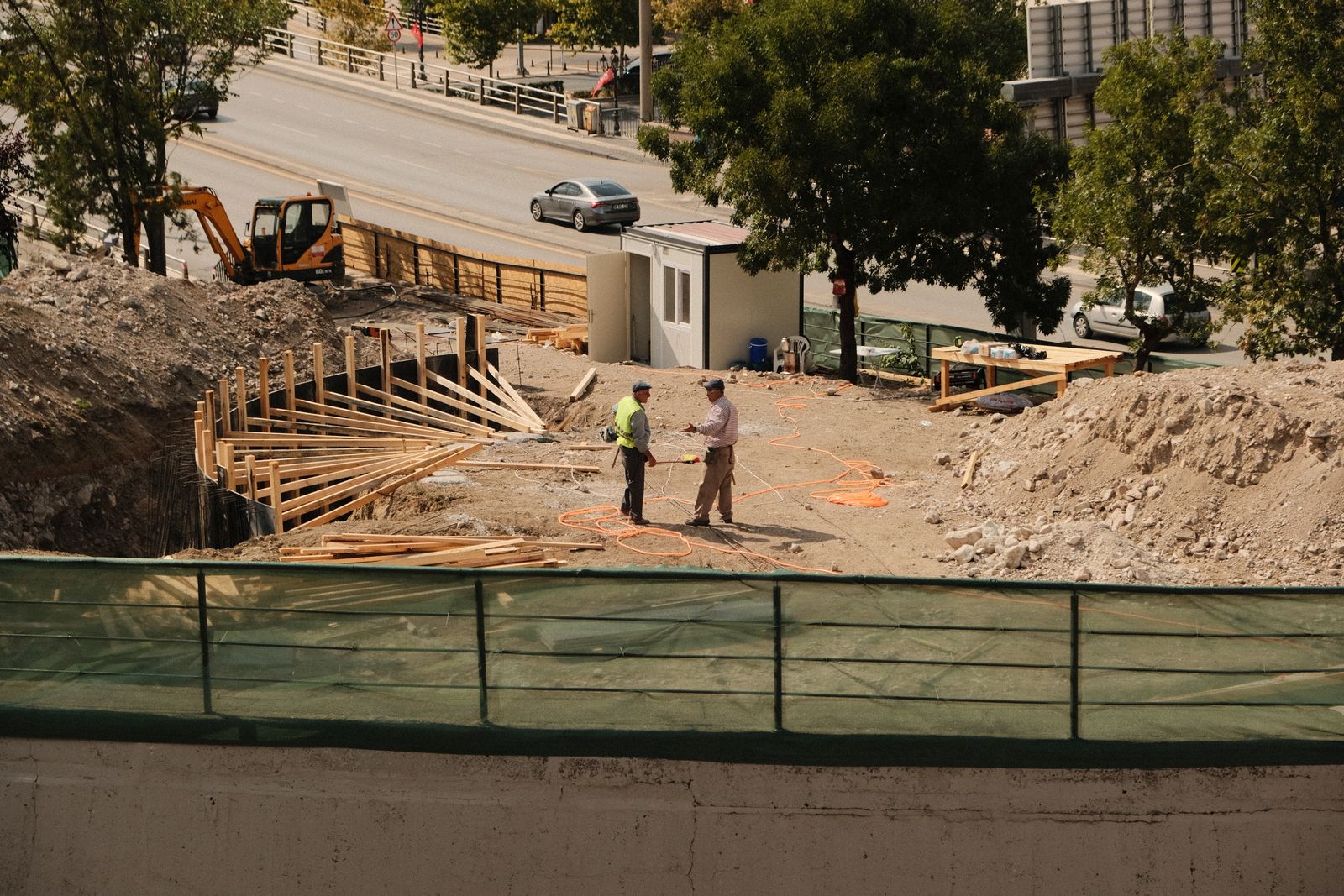 actoria Deux professionnels discutent sur un chantier. Photographie d'illustration.